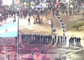 Haos în Argentina după înfrângerea cu Spania: gaze lacrimogene, tunuri cu apă și zeci de răniți