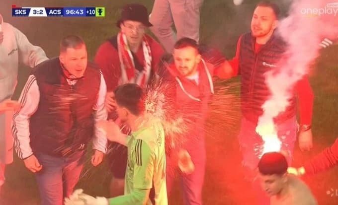 Haos la derbiul oraşului Praga. Meciul dintre Slavia şi Sparta, abandondat după ce fanii au invadat