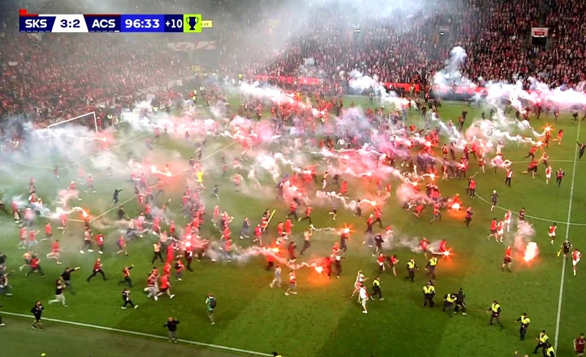 Haos total în Cehia: derby-ul Slavia - Sparta, anulat în minutul 90+7! Jucător lovit cu sticla în ca
