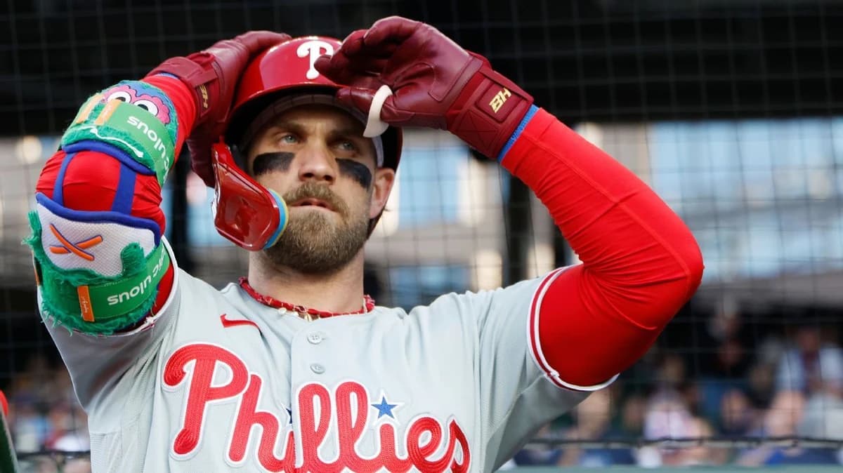 Harper to outfield amid Phillies' shuffle for Arraez