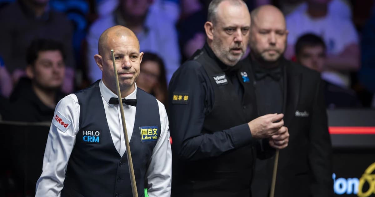 Hawkins builds healthy lead over Williams after gruelling second session