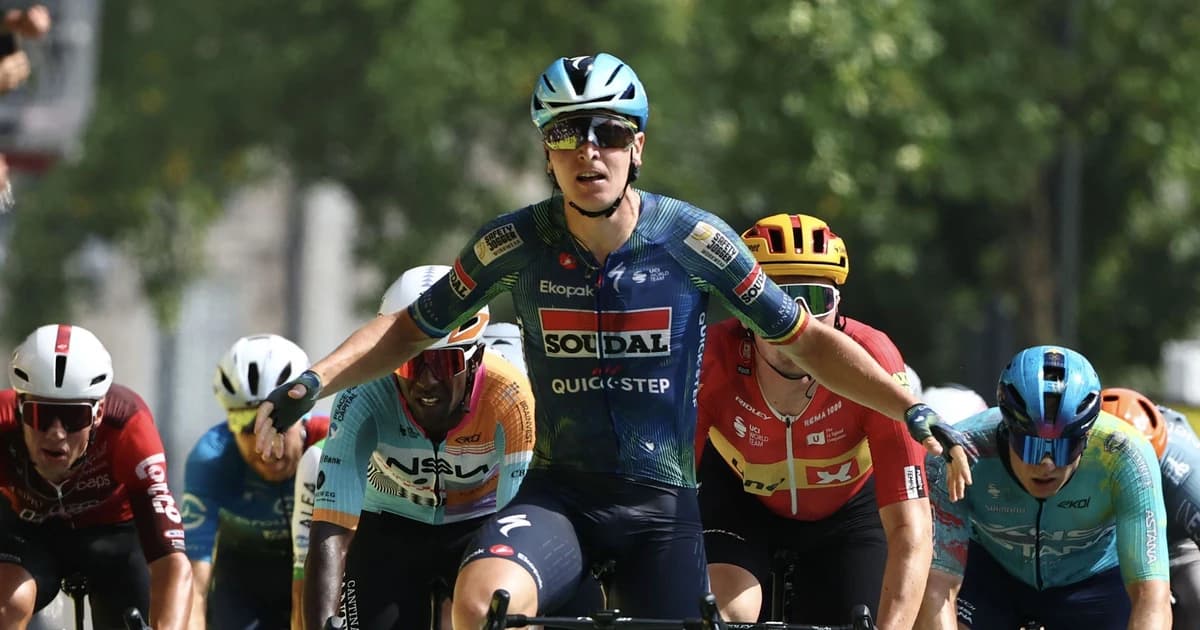 'He always wins!' โ Merlier prevails in frantic Stage 7 bunch sprint