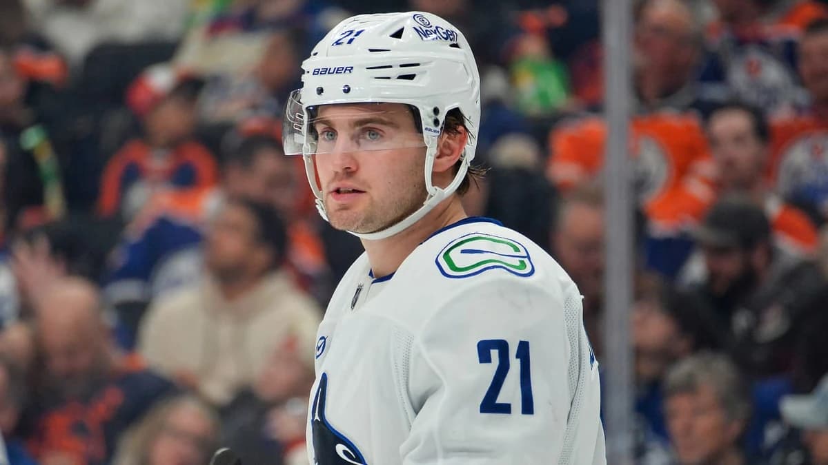 Hoglander traded to Predators by Canucks for draft pick