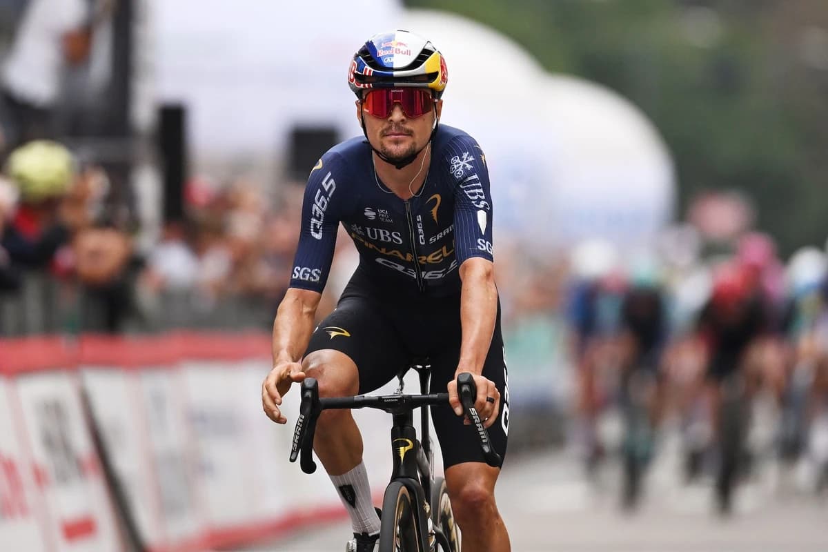 'I was mad' โ Tom Pidcock says two teammates were hit by police motorbike driving against peloton at
