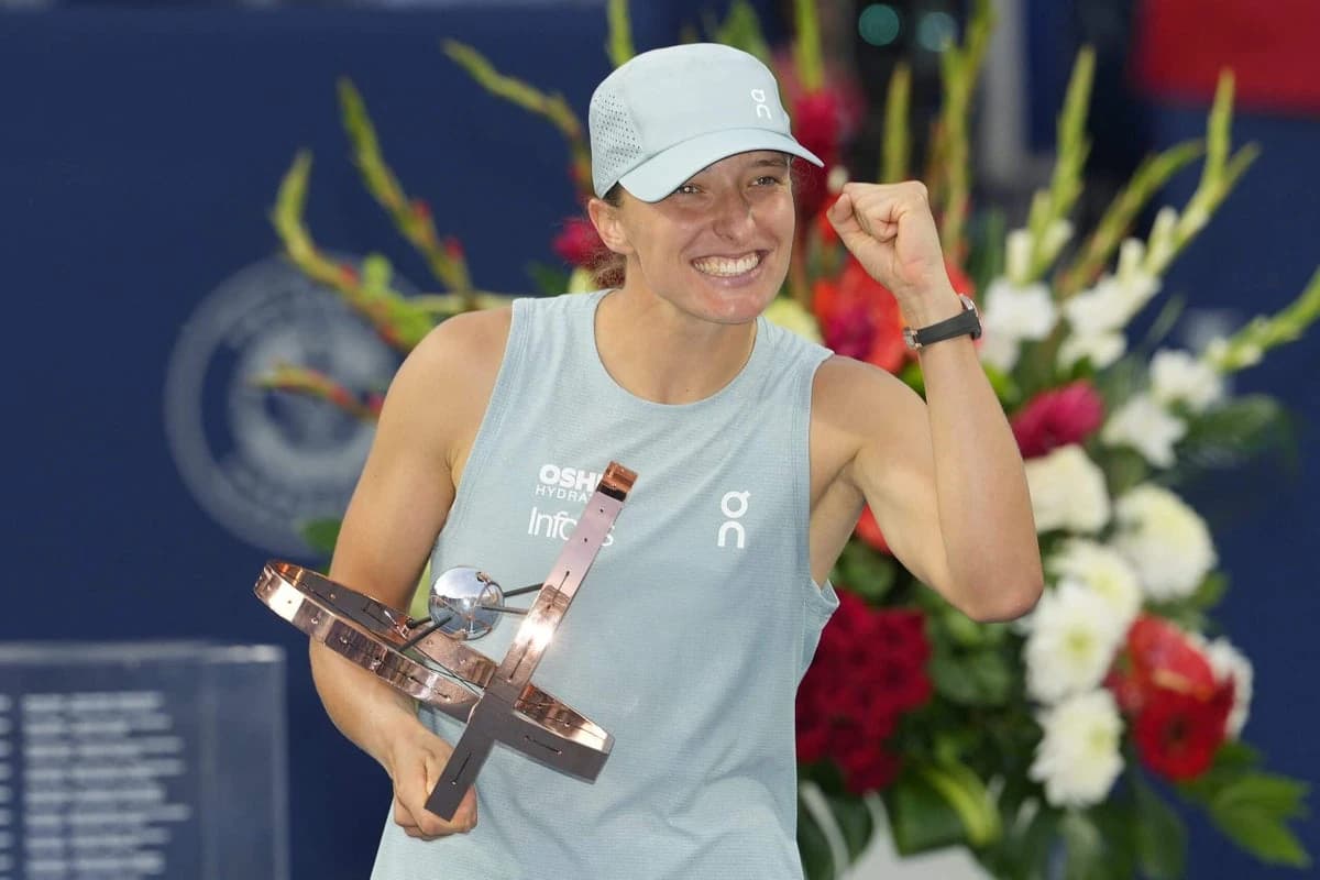 Iga Świątek rolls over Elena Rybakina in Canadian Open final