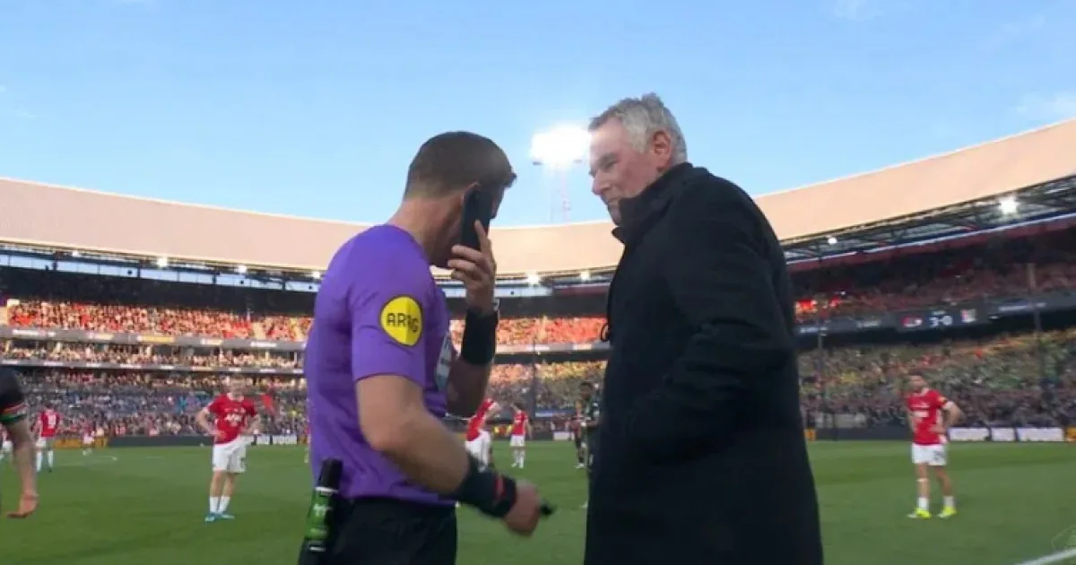 ”Imagini nemaivăzute în fotbal”: arbitrul s-a dus la marginea terenului ca să vorbească la telefon!
