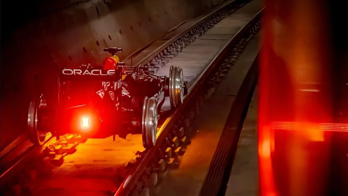 Imagini spectaculoase din metroul Madridului. Un monopost de Formula 1 a fost pus pe șine