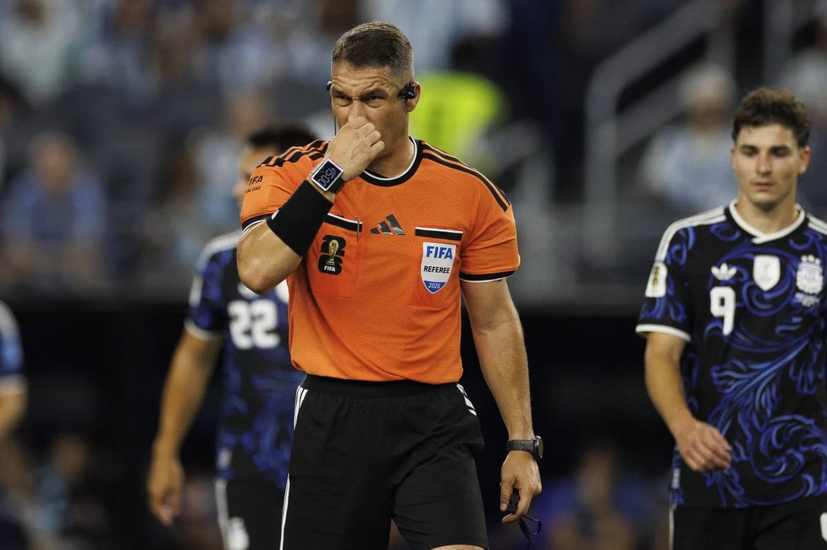 În ce categorie l-a inclus presa din Ungaria pe Istvan Kovacs, după ce FIFA l-a ”tras pe linie moart