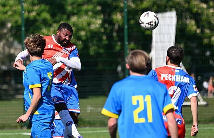 In photos: A weird wire, a moody goalie and cricket: Peckham Town draw 2-2 at Parkwood Rangers, Sat