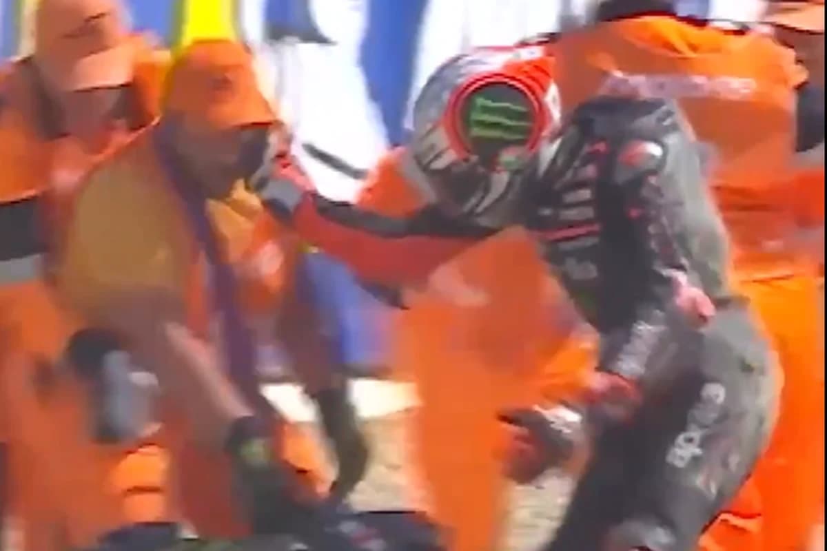 Incident șocant în MotoGP: liderul clasamentului a pălmuit un comisar de cursă și a primit interzis