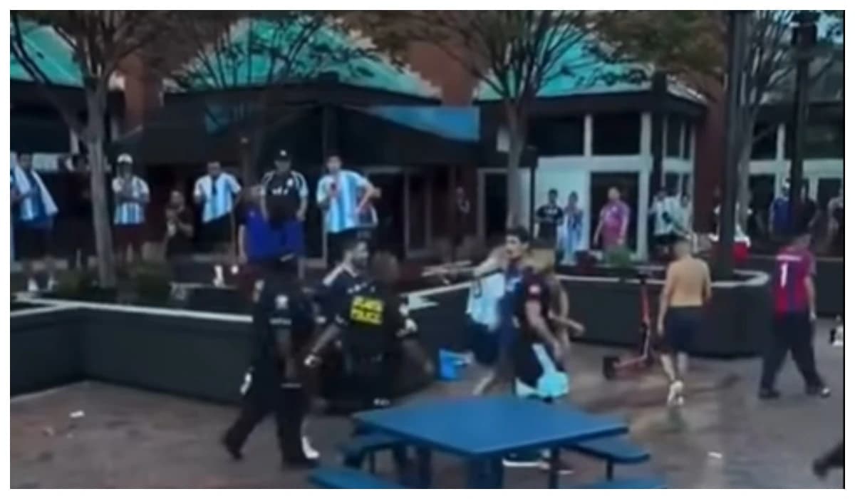 Incidente înainte de Anglia – Argentina! Fanii rivali s-au luat la pumni pe străzile din SUA