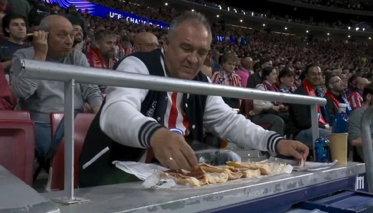 Incredibil ce făcea un fan al lui Atletico în timpul meciului! » Scena a devenit virală