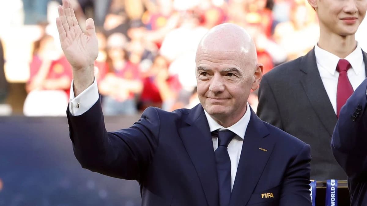 Infantino sorry for 'errors' but gets FIFA backing