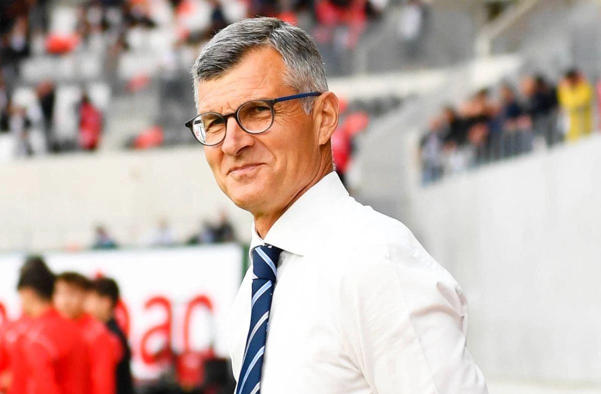 Ioan Ovidiu Sabău a fost prezentat de Farul. Salariu de top în Superliga