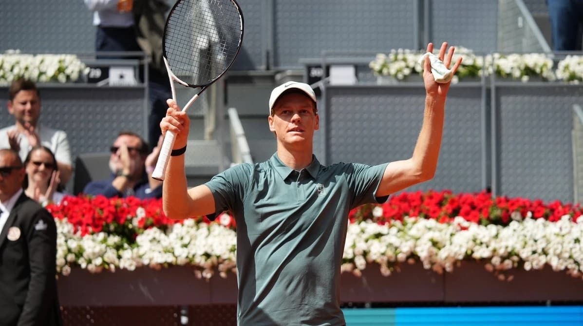 Jannik Sinner îşi continuă “marşul” către o performanţă istorică. Liderul ATP, calificare fără emoţi