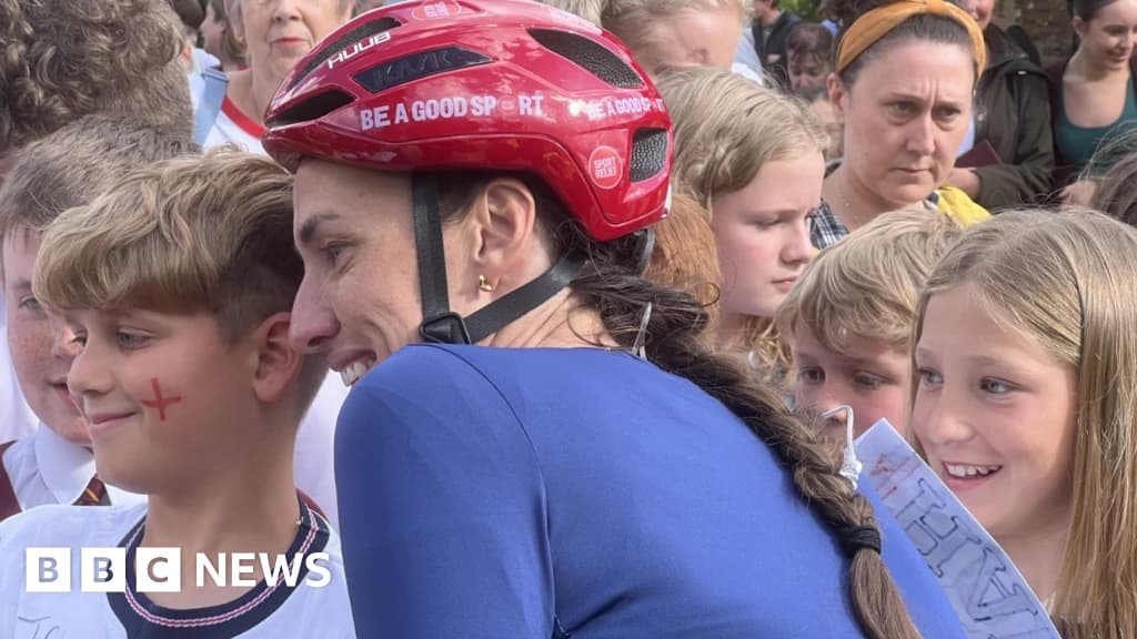 Jill Scott reaches Warwickshire on first leg of cycling challenge