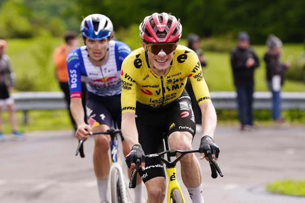 Jonas Vingegaard câștigă etapa a 14-a în solitar și preia tricoul roz în Giro