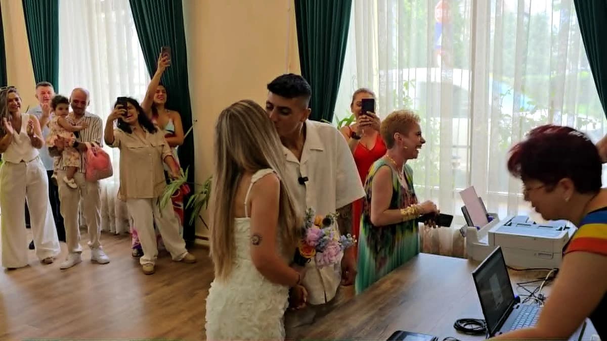 Juan Bauza s-a căsătorit la Craiova! Soţia e fostă jurnalistă la Antena 3 şi Digi 24. Galerie foto