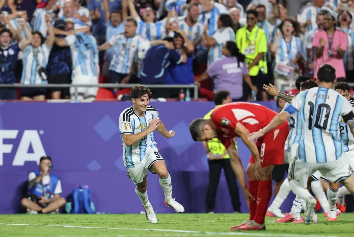 Julian Alvarez l-a egalat pe Diego Maradona