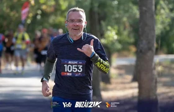 Jurnalistul Adelin Petrișor aleargă la semimaraton pentru o echipă de robotică de la „Hasdeu”
