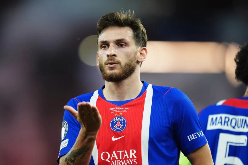 Khvicha Kvaratskhelia a fost operat cu succes la genunchi. Starul lui PSG va lipsi o perioadă îndelu