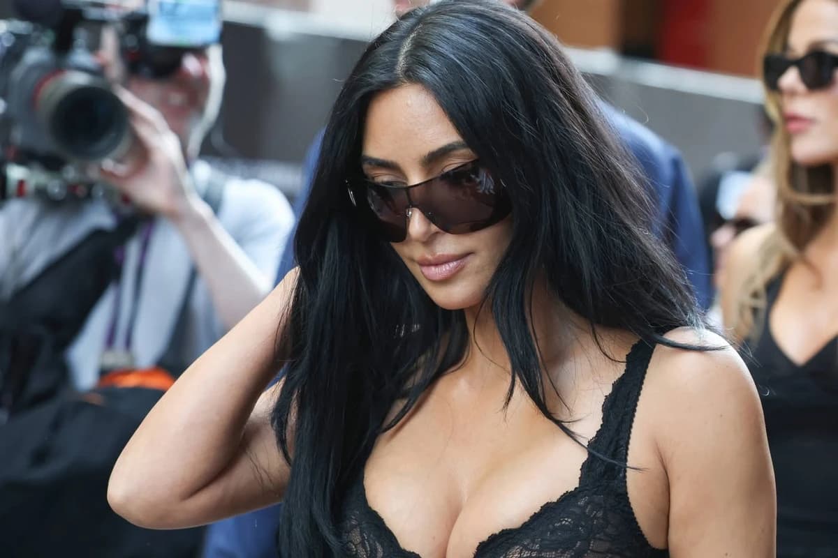 Kim Kardashian, apariție fără inhibiții la Monaco. Și-a arătat bustul generos după ce a venit direct