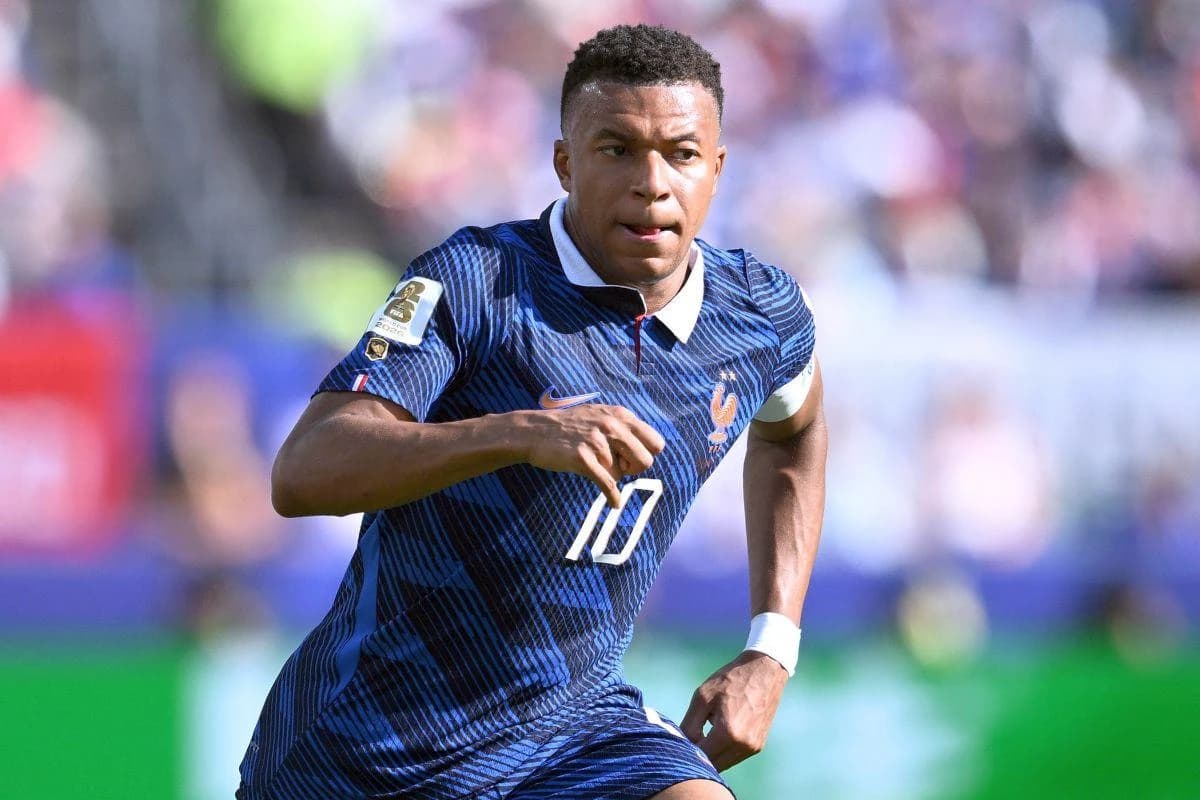 Kylian Mbappe l-a egalat pe Didier Deschamps
