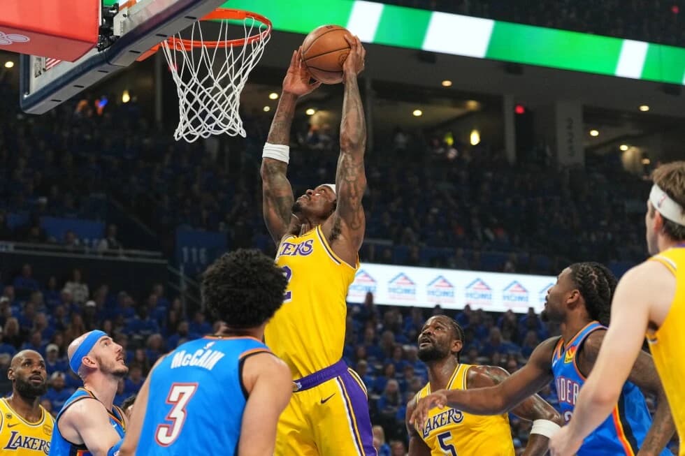 Lakers forward Vanderbilt suffers ‘gruesome’ injury to right pinkie while trying to block shot