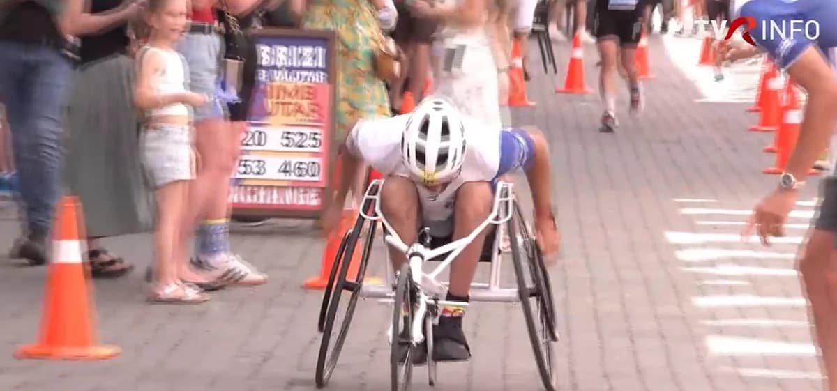Lecție de curaj la triatlonul de la Timișoara. Un tânăr nevăzător și un campion paralimpic au demost