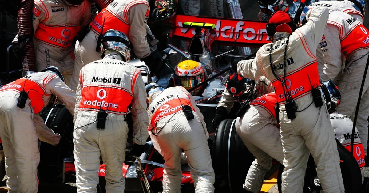 Lewis Hamilton botches Silverstone pit stop in F1 title-deciding rookie error