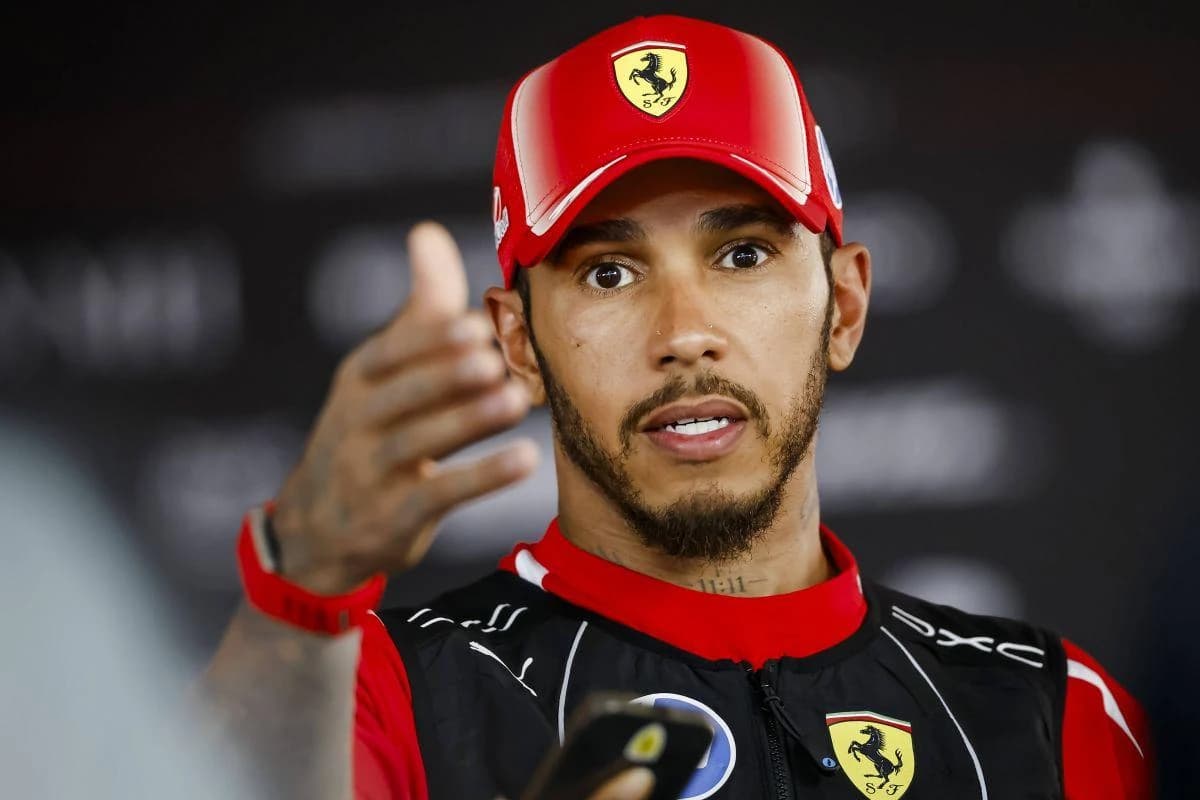 Lewis Hamilton critică public decizia Ferrari: „Nu trebuia, asta a deschis ușa penalizării”