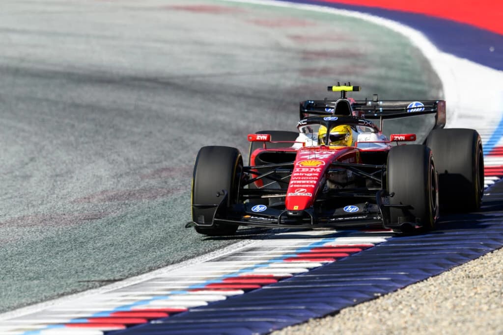 Lewis Hamilton obține pole position-ul pentru cursa Sprint de la Silverstone din Formula 1. Pilotul