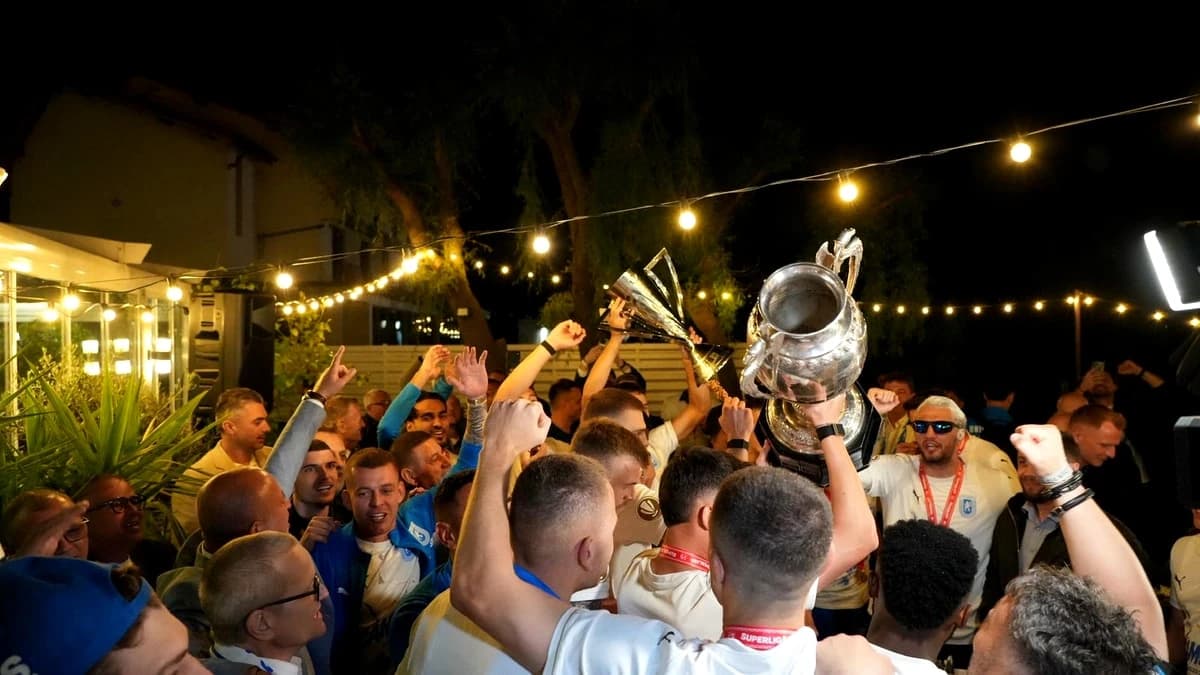 Liber la petrecere! Oltenii au sarbatorit titlul cu mici, bere si manele la o locaţie selectă din af