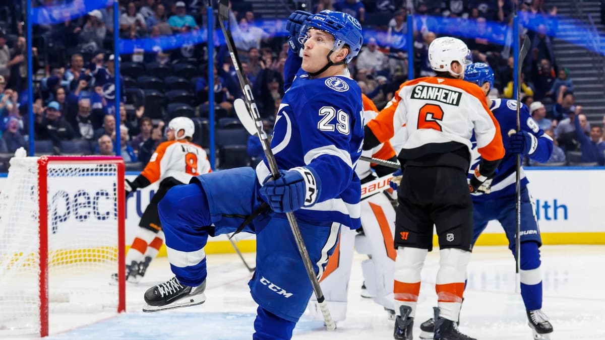 Lightning pull away late in third, keep Flyers winless