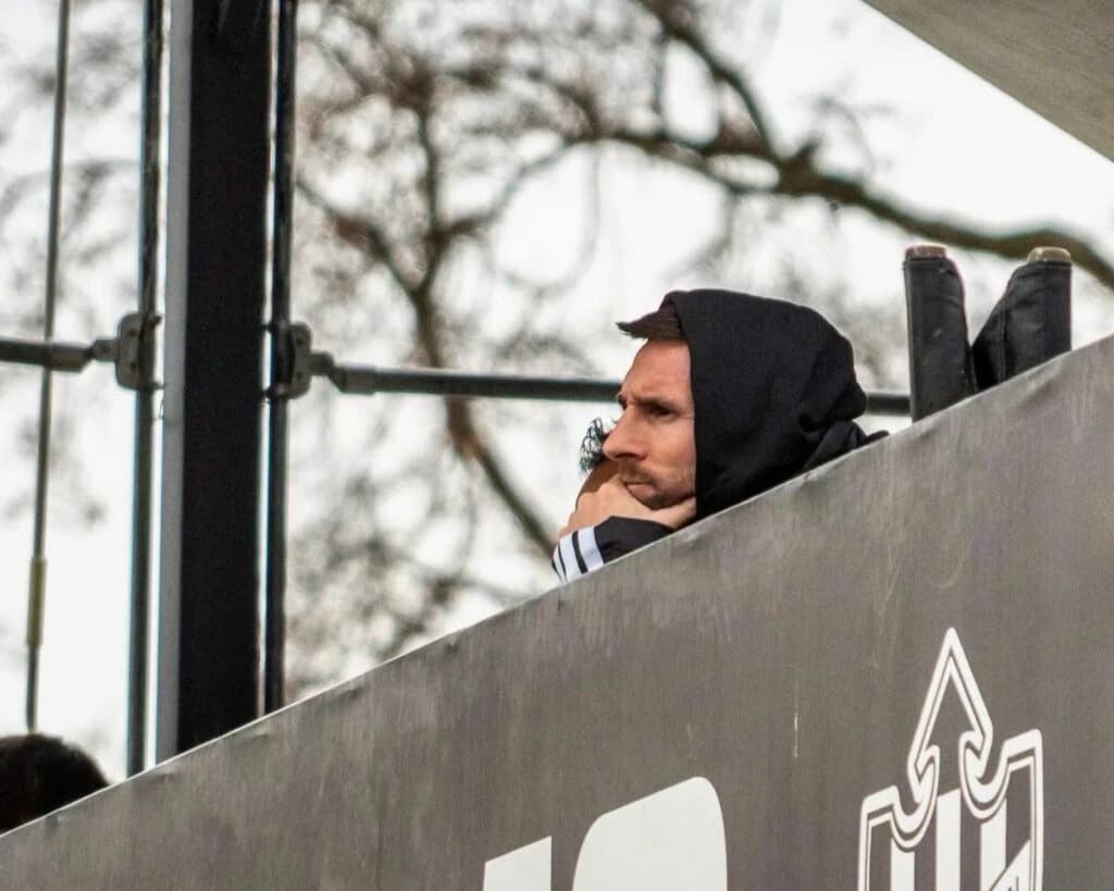 Lionel Messi, primit ca un erou la clubul familiei sale din Rosario. Apariția starului a atras sute