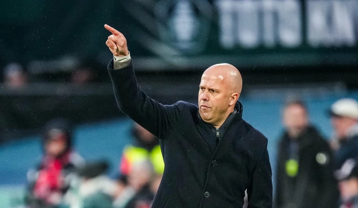 Liverpool l-a dat afară pe Arne Slot! Cine e favorit să preia gigantul de pe Anfield