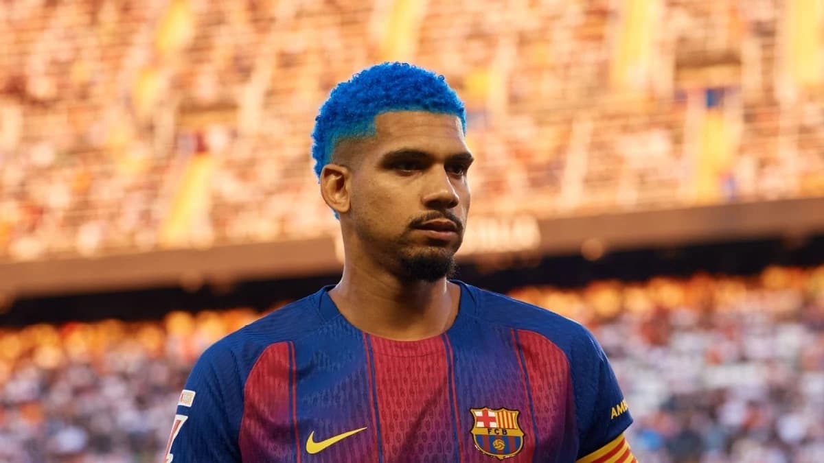Liverpool sign defender Araujo on loan from Barça