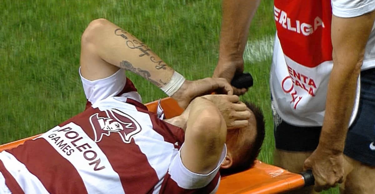 Lovitura primită de Daniel Pancu: s-a accidentat și a fost scos în lacrimi pe targă în Petrolul - Ra