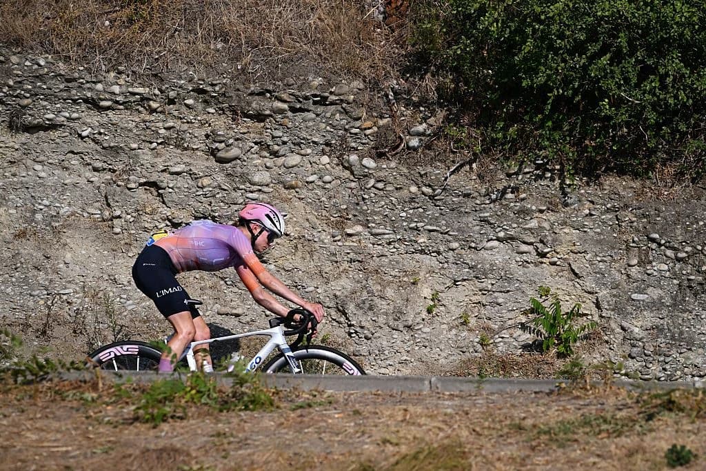 Maeva Squiban crashes out of the breakaway during stage 8 of the Tour de France Femmes