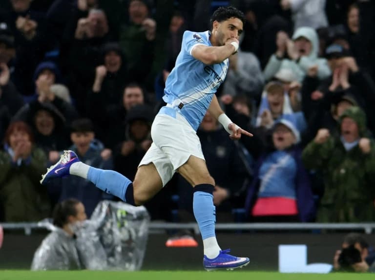 Man City see off Palace to keep pressure on Arsenal