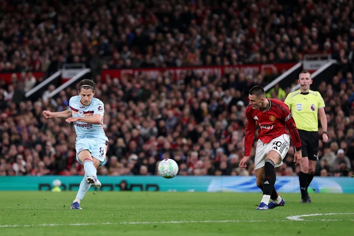 Man United v Brentford LIVE: Jensen scores late but United dig deep to all but guarantee Champions L