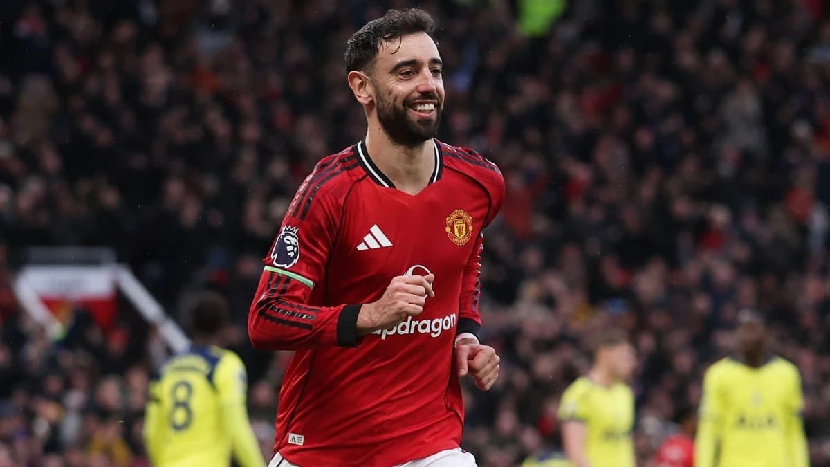 Man Utd's Bruno Fernandes named PFA men's POTY