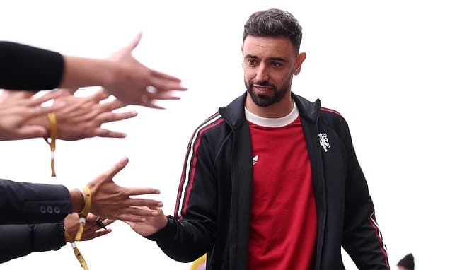 Manchester United vs Liverpool - Premier League LIVE: Red Devils look to pull six points ahead of Eu