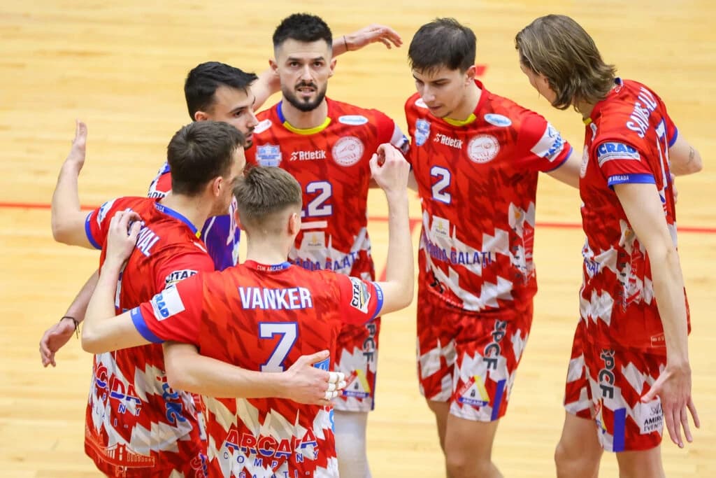 Meci cu trofeul pe masă în finala Diviziei A1 la volei masculin. Arcada, aproape de al șaselea său t