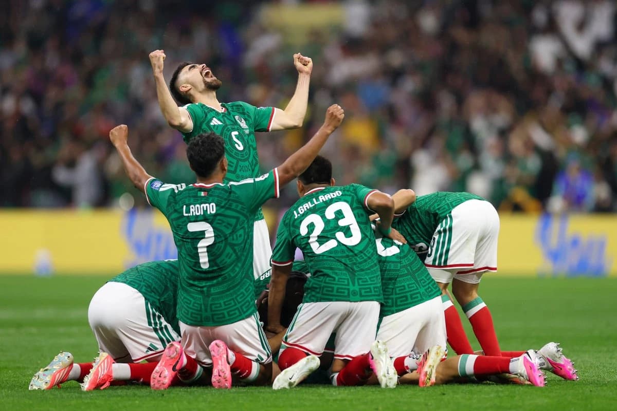Mexico dominate Ecuador in ominous World Cup display โ and England could be next