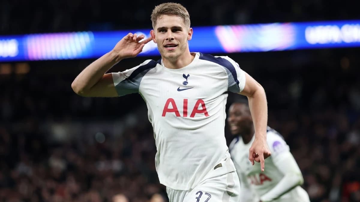 Micky van de Ven signs new Spurs contract
