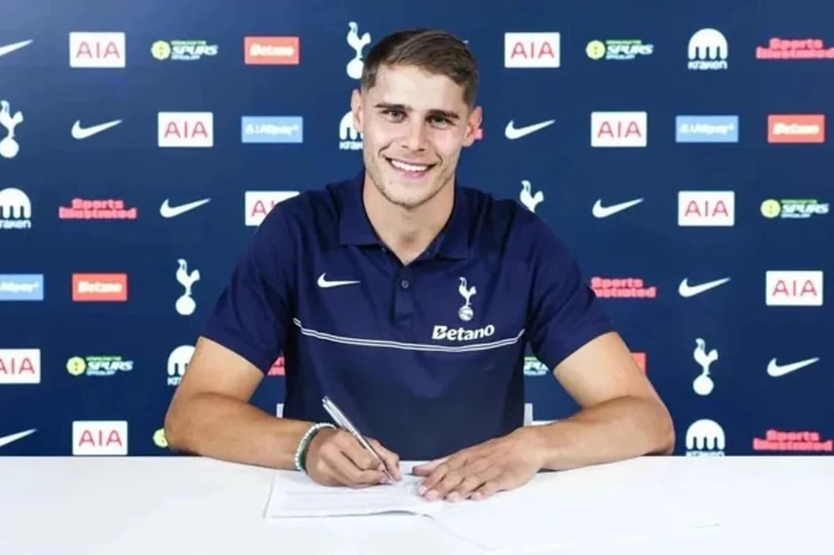Micky van de Ven signs new Tottenham contract