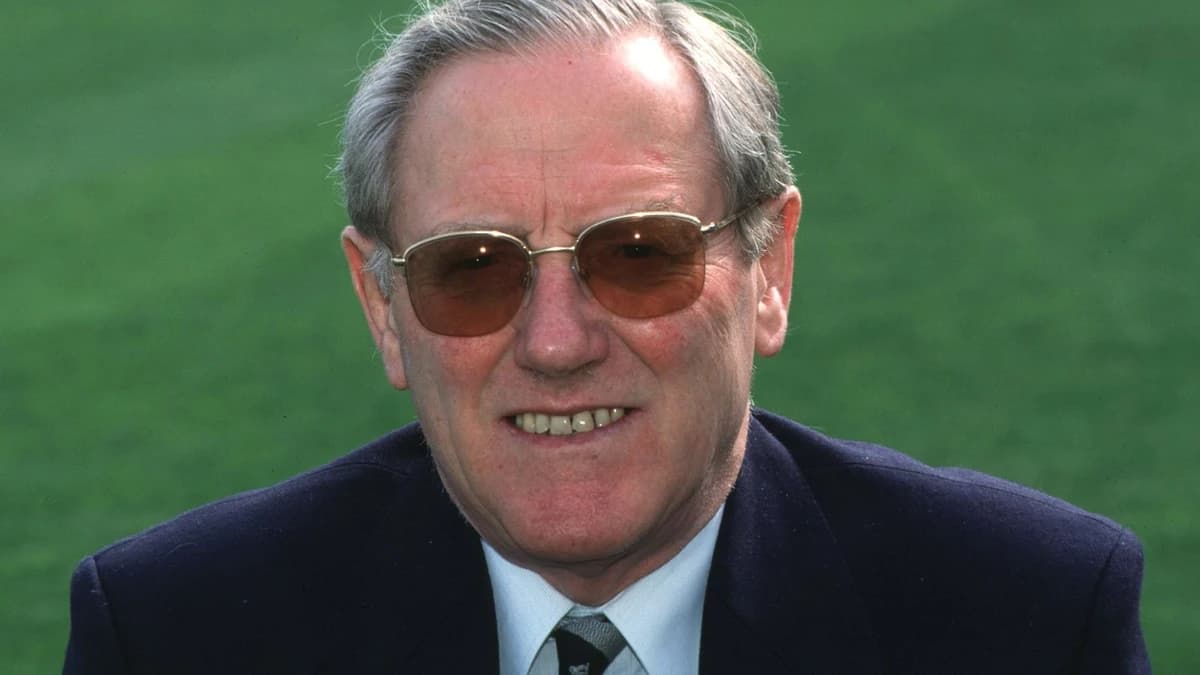 Mike Smith: Former Warwickshire and England cricket captain and rugby union international dies aged