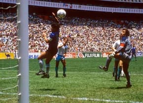 Mingea lui Maradona, din celebrul gol marcat cu „Mâna lui Dumnezeu”, va fi scoasă la licitație