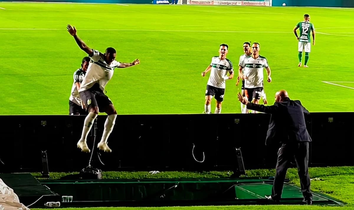 Moment terifiant în Brazilia: a dat gol și apoi a sărit peste panou, fără să știe că acolo era o gro